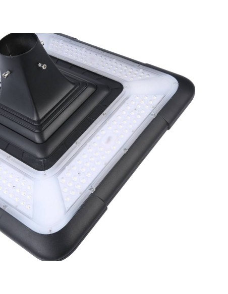 Lampadaire solaire vue de dessous proche