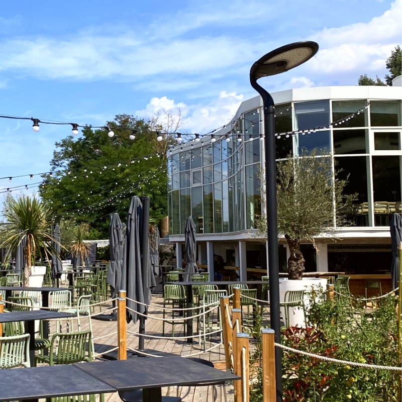 lampadaire-solaire-terrasse-restaurant
